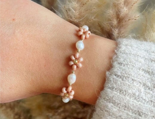 Beige flora på arm kvadratisk