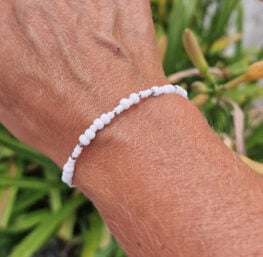 Hvitt armbånd med sølvperler
